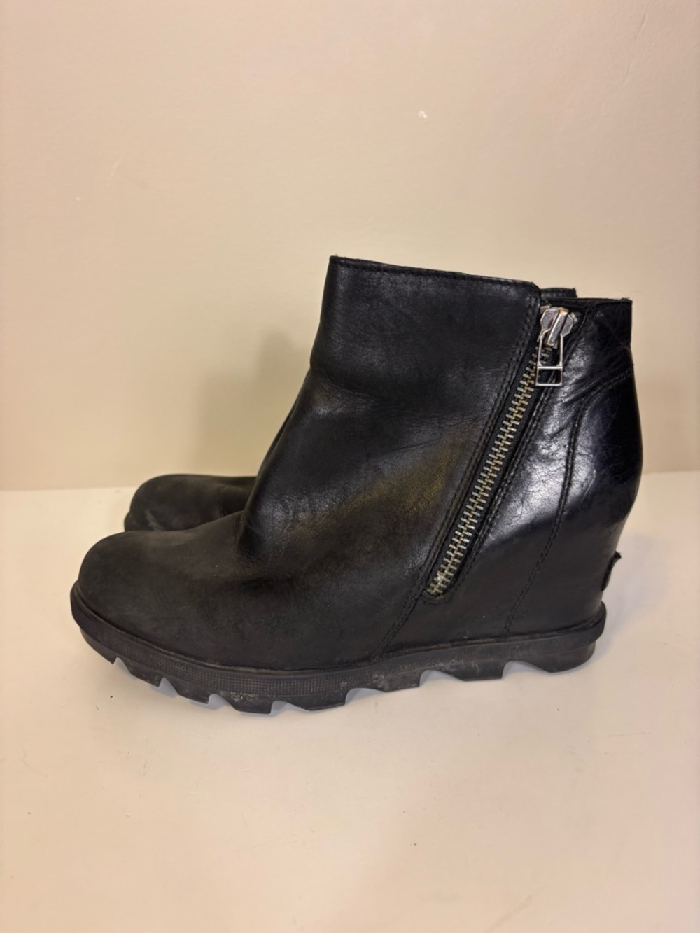 Sorel Black Leather Wedge Zip Side Ankle Booties 7